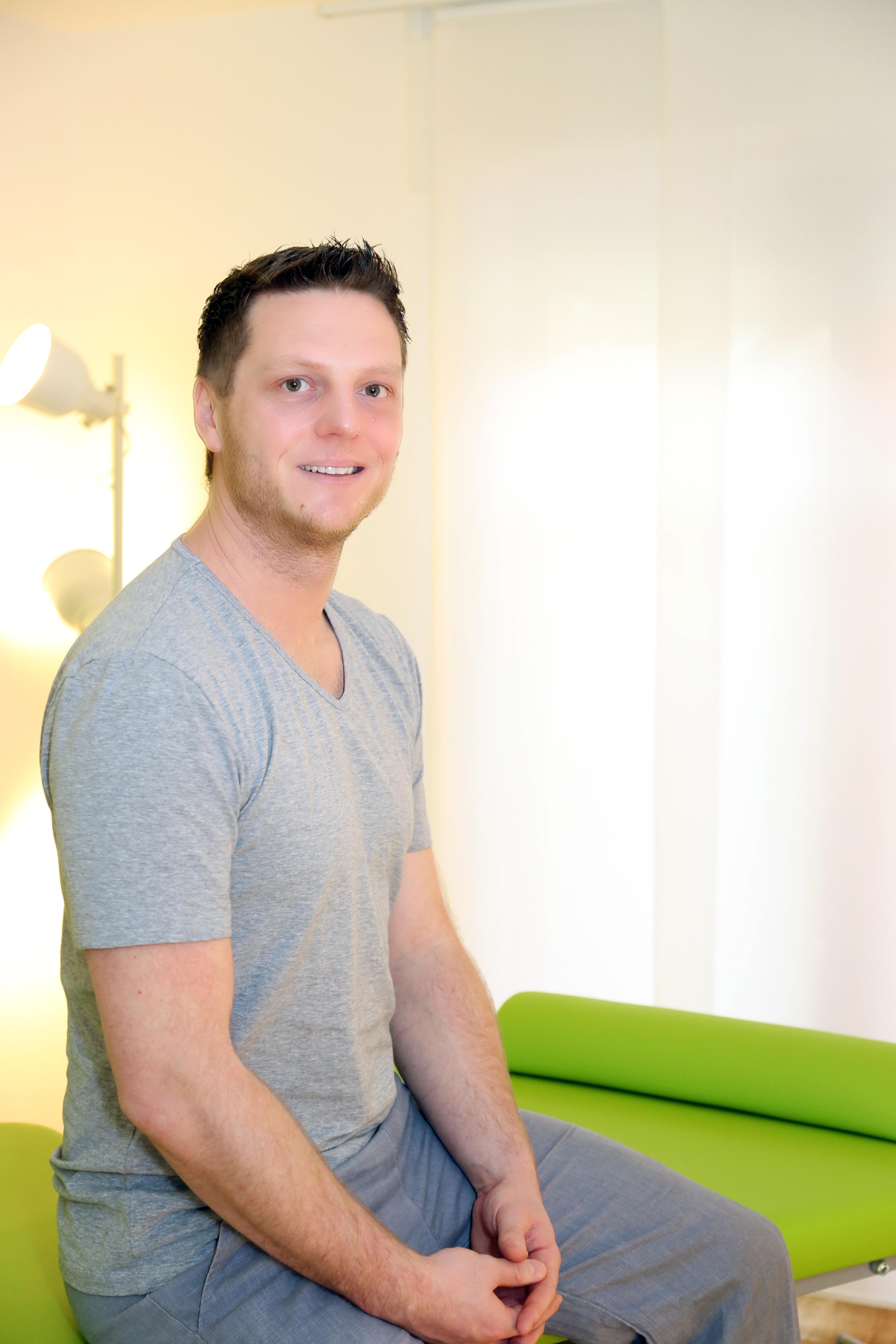 Sebastian Kleinhückelskoten in seiner Osteopathie Praxis in Ratingen